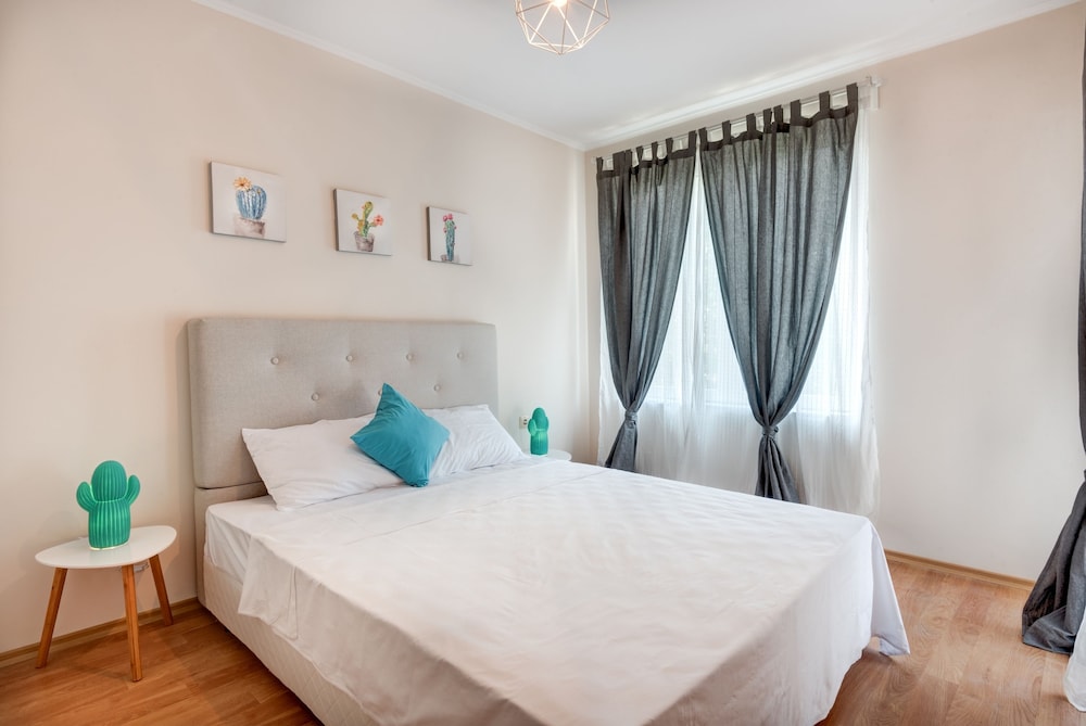 Venera and Anastasia Palace Apartments 25/75