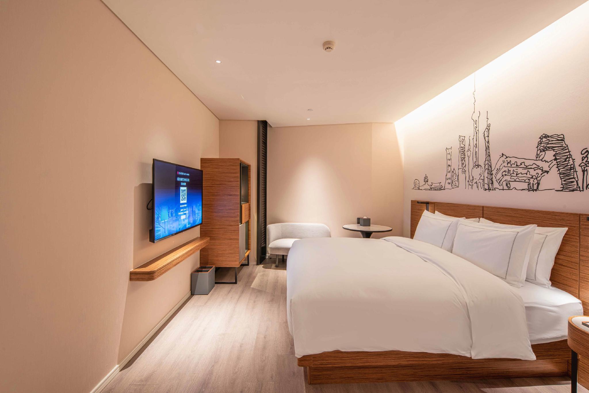 Room, King Bed, No Window