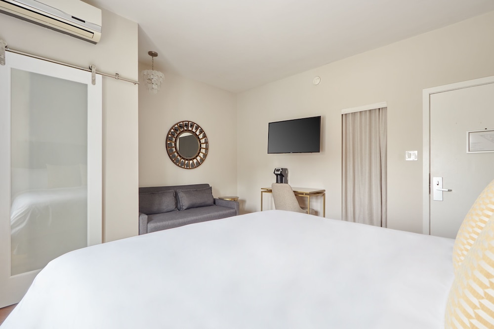 DELUXE, KING BED