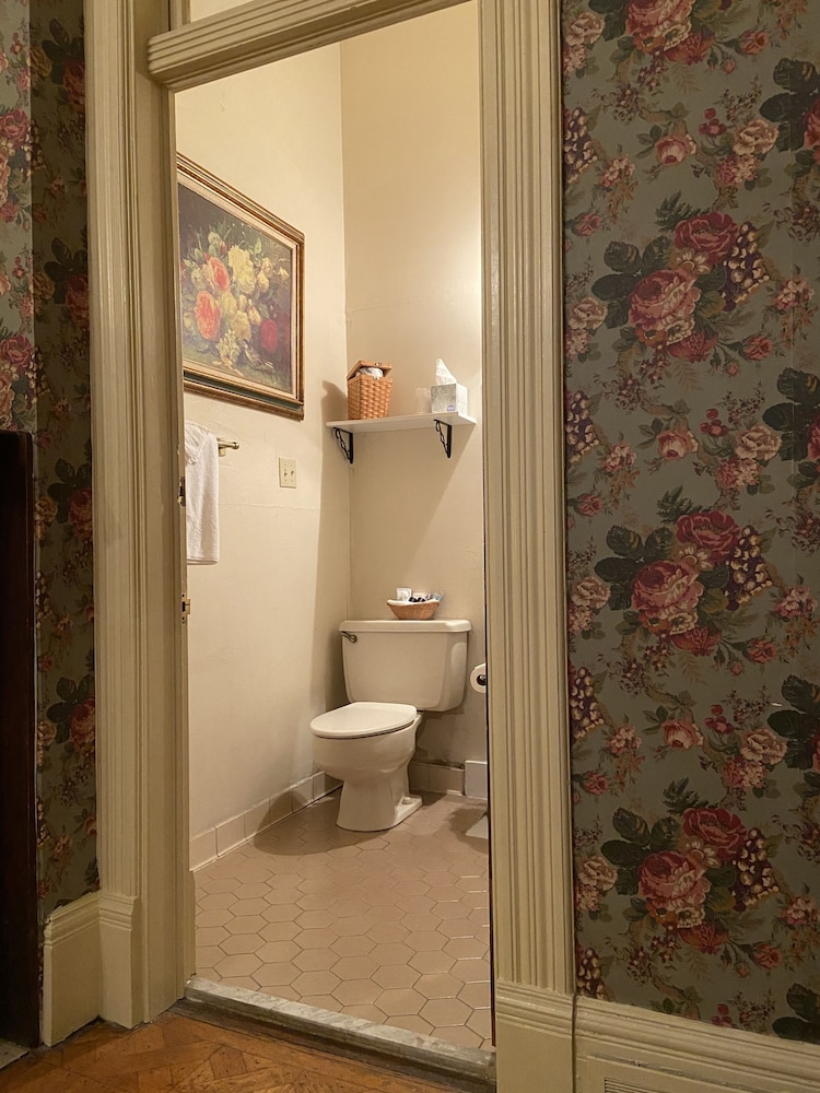 The Queen Anne Inn 52/54