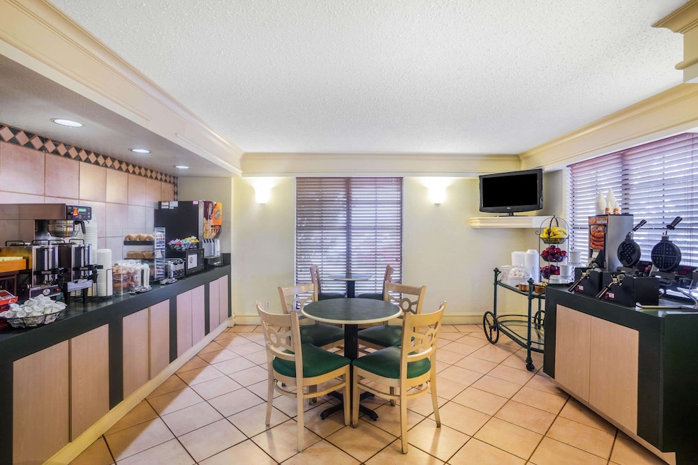 Super 8 by Wyndham Eagle Pass 36/41