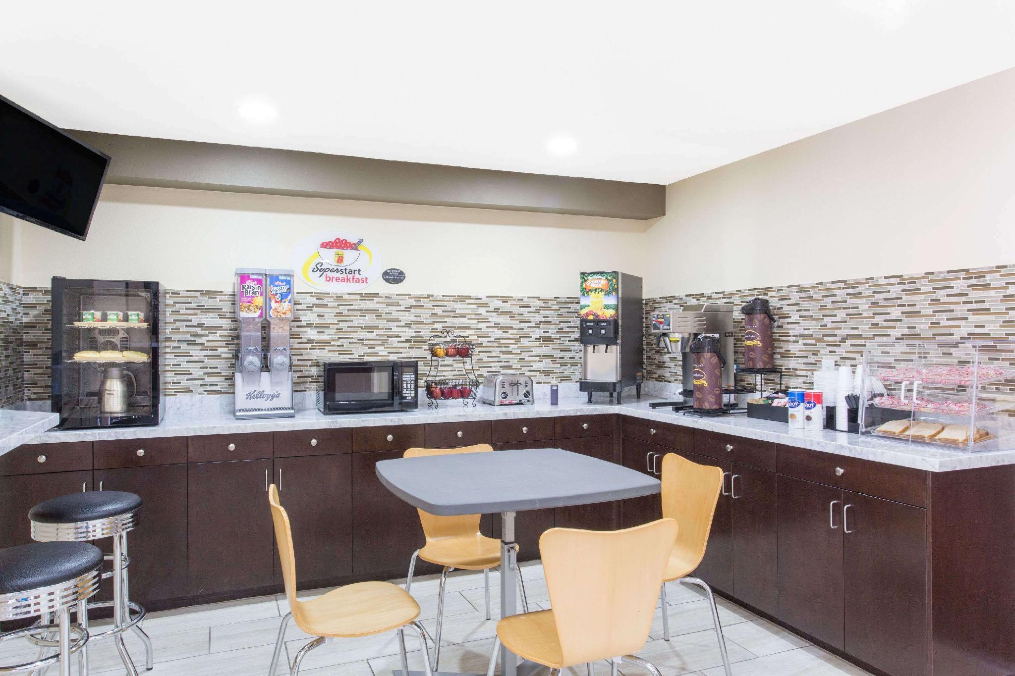 Super 8 by Wyndham National City Chula Vista 18/24