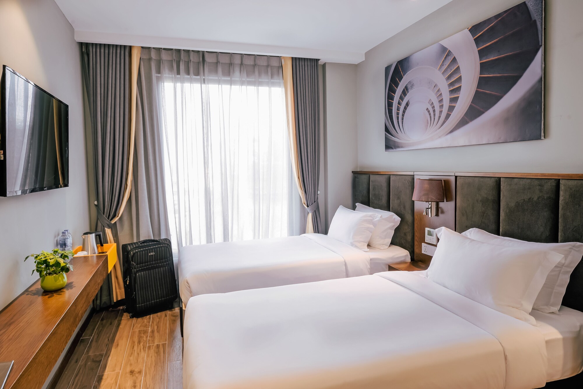 DELUXE, DOUBLE OR TWIN BED