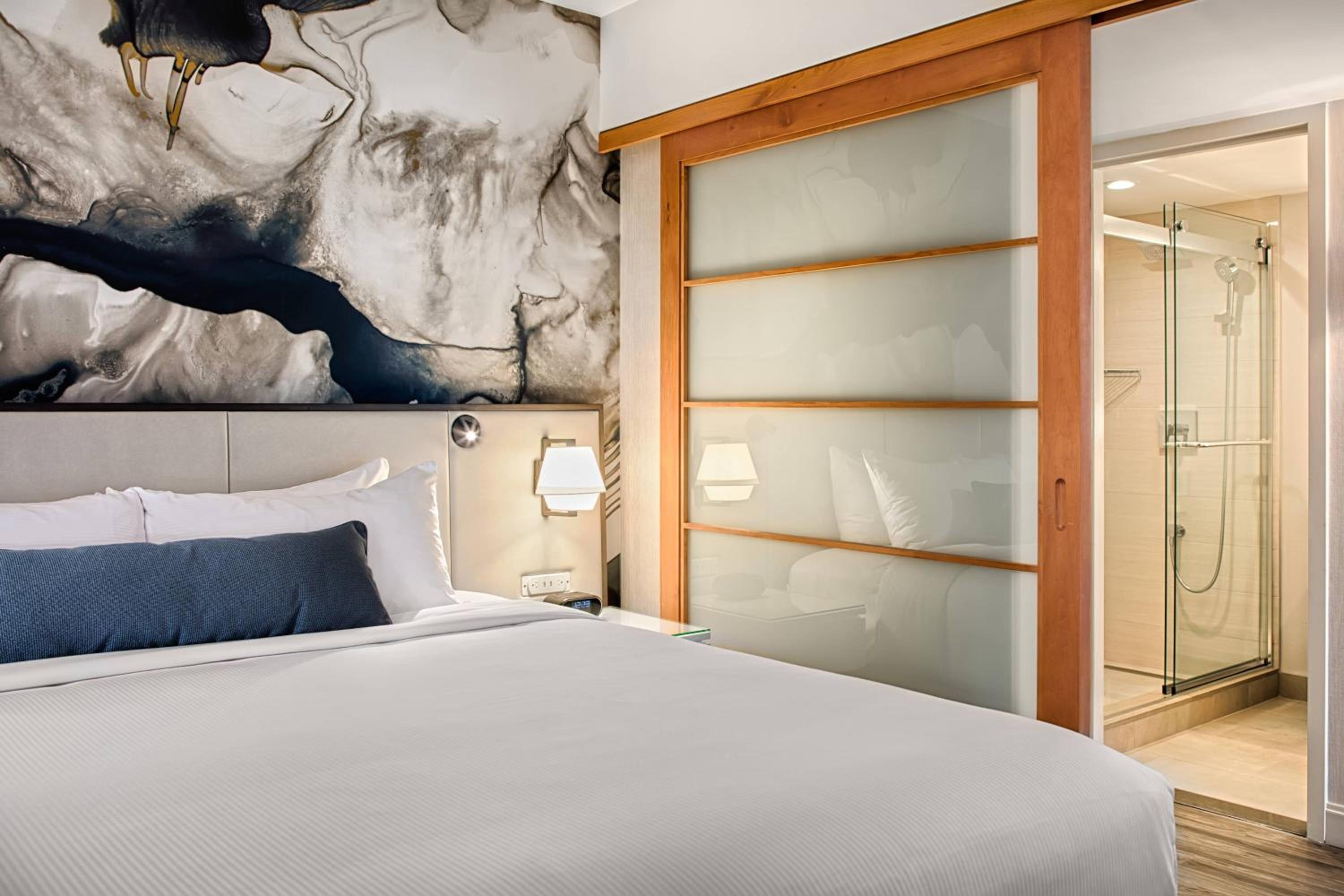Urban, Suite, King Bed, City View, Sofa, Kitchen