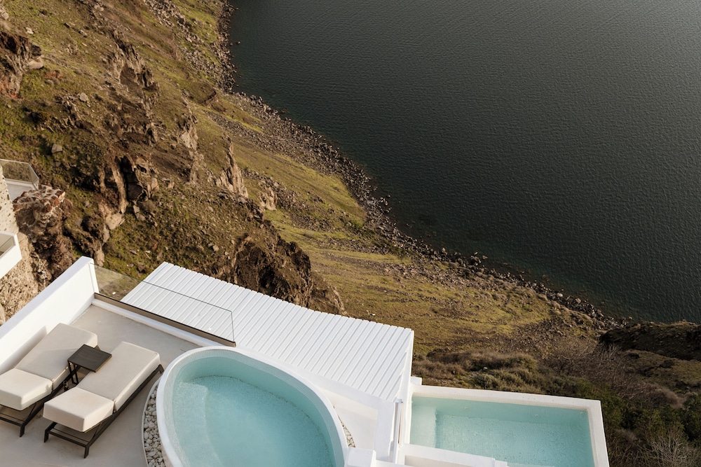 Aqua Luxury Suites 45/75