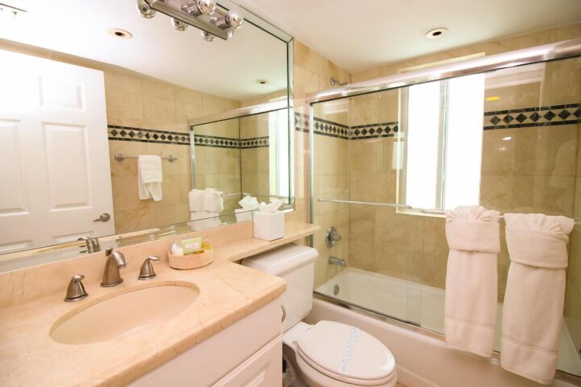 2 Bedrooms, Ocean, Suite, King and Queen Bed