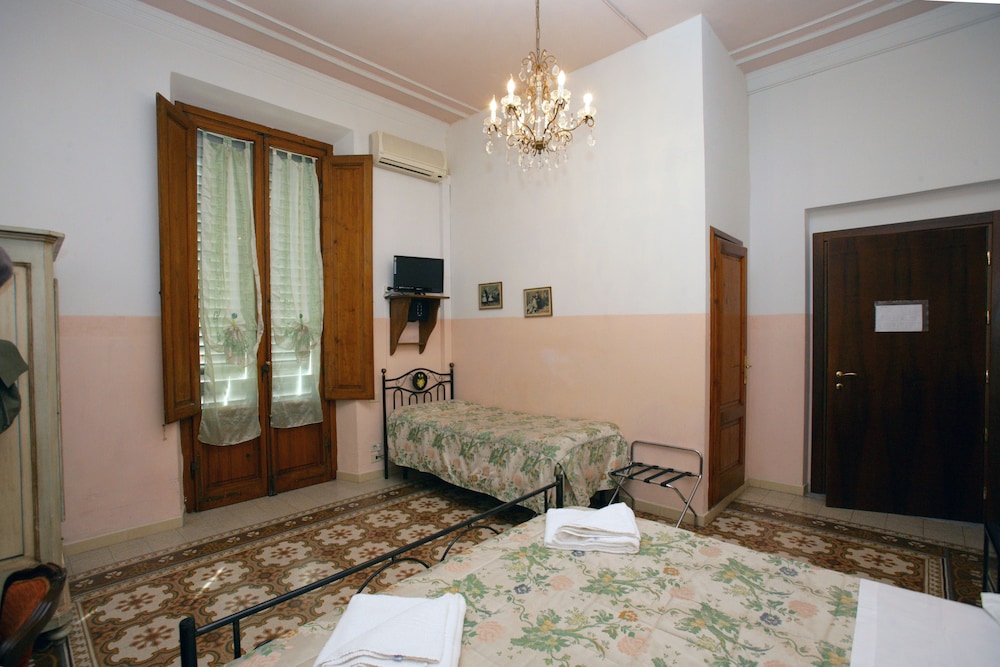 Hotel Desiree 7/62