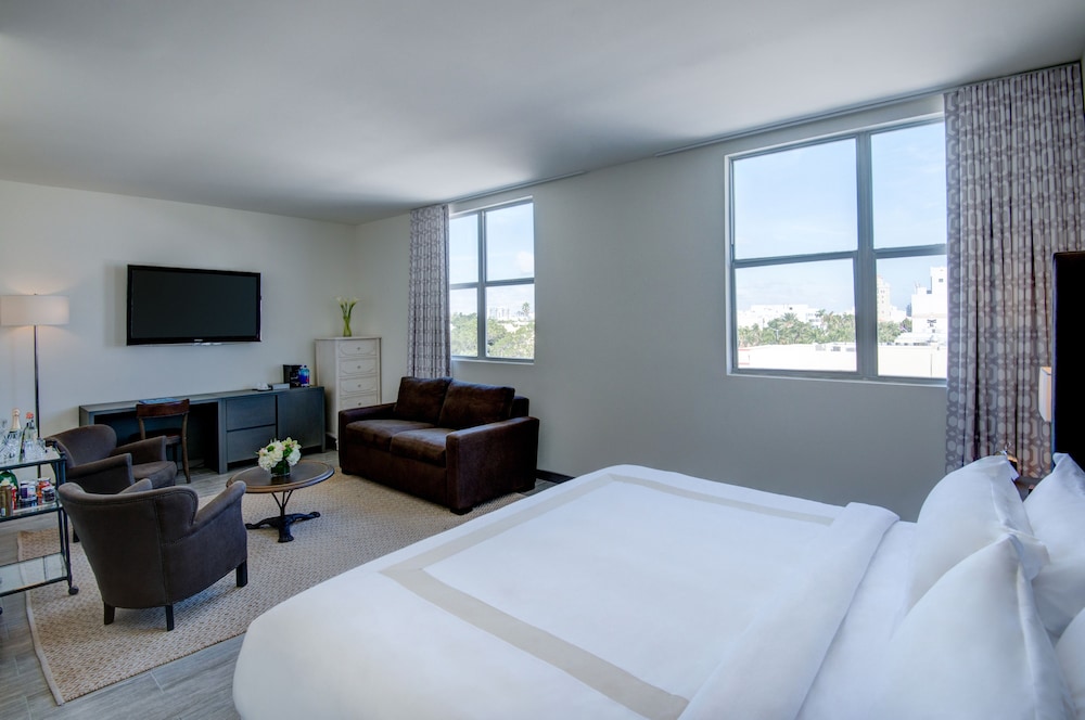 DELUXE, KING BED