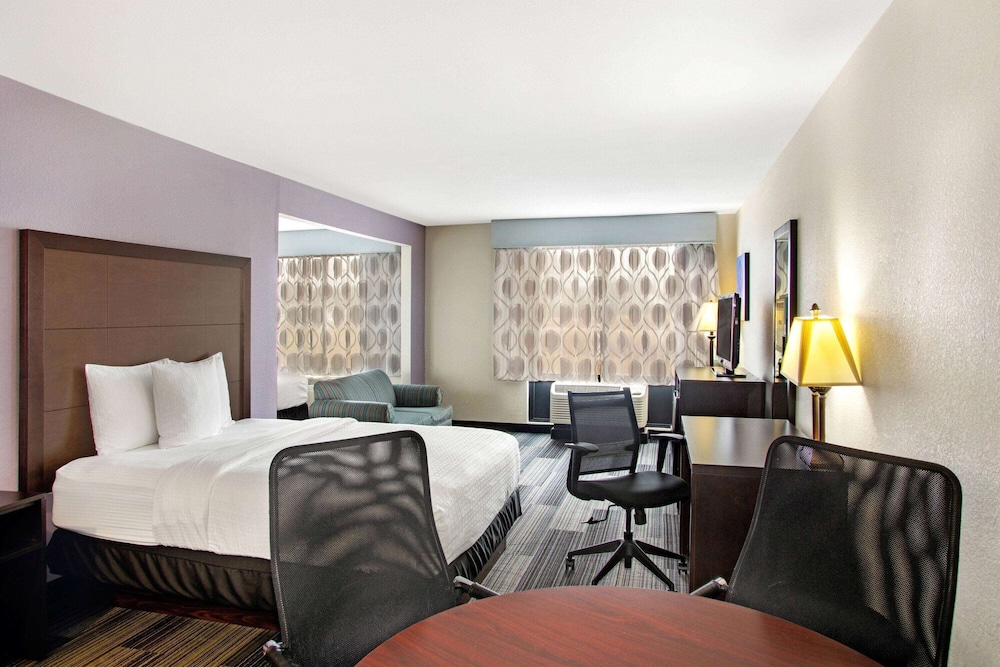 La Quinta Inn Suites Springfield Airport Plaza 30/61