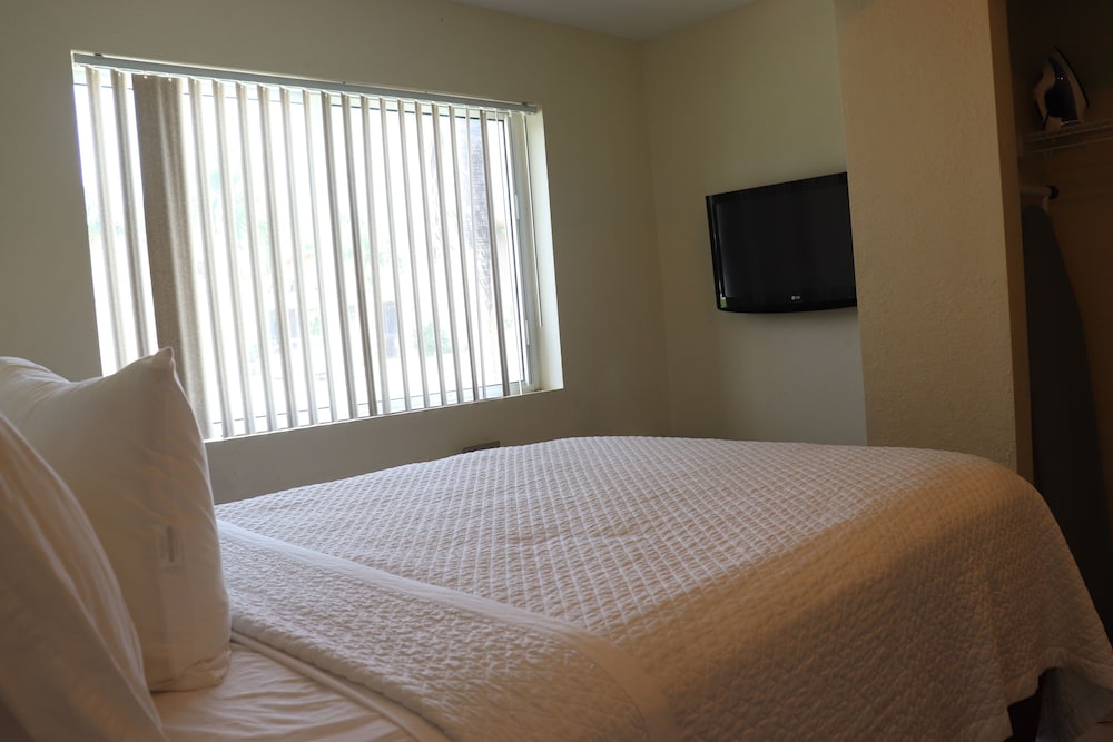 Curtis Inn & Suites 10/31
