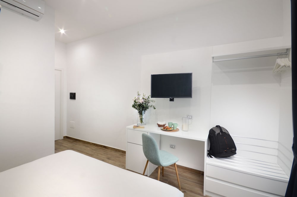 Napoliseason Rooms And Breakfast 11/49