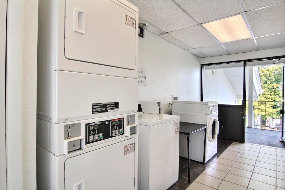 Motel6 Middleburg Heights, OH - Cleveland 8/49