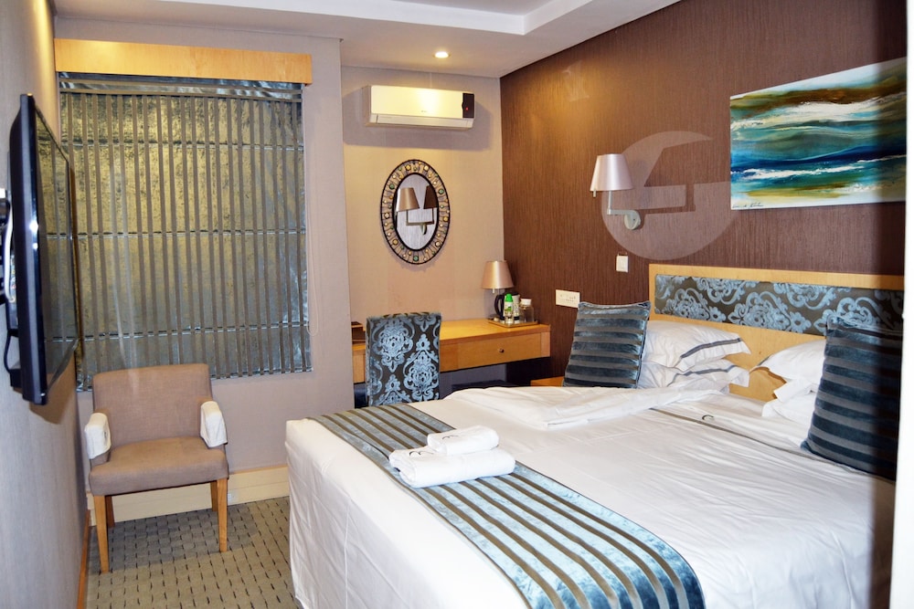 Aquarian Tide Hotel 12/44