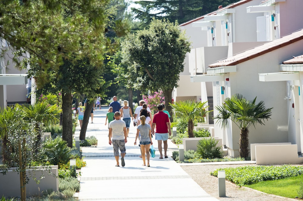 ZATON HOLIDAY RESORT 44/50