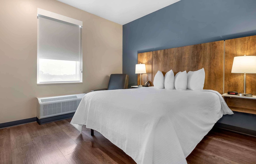 STUDIO, QUEEN BED