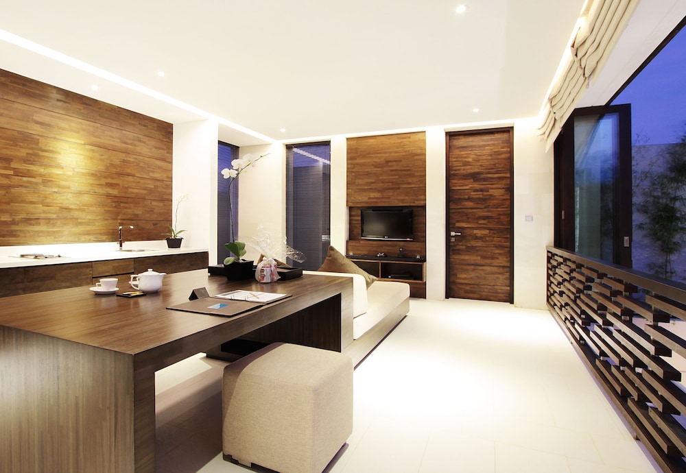 eqUILIBRIA SEMINYAK 10/62