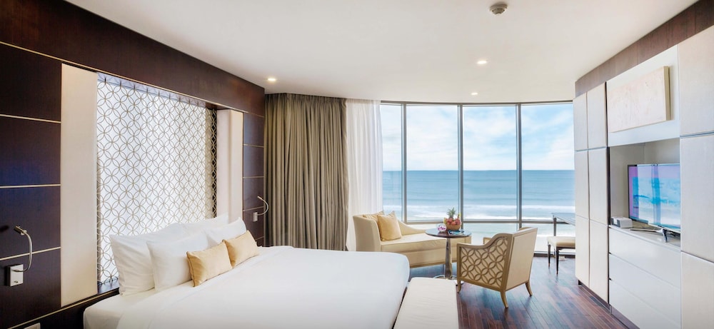 جناح بريميير بسرير مزدوج بإطلالة على البحر، Holiday Beach Hotel Danang 3/8
