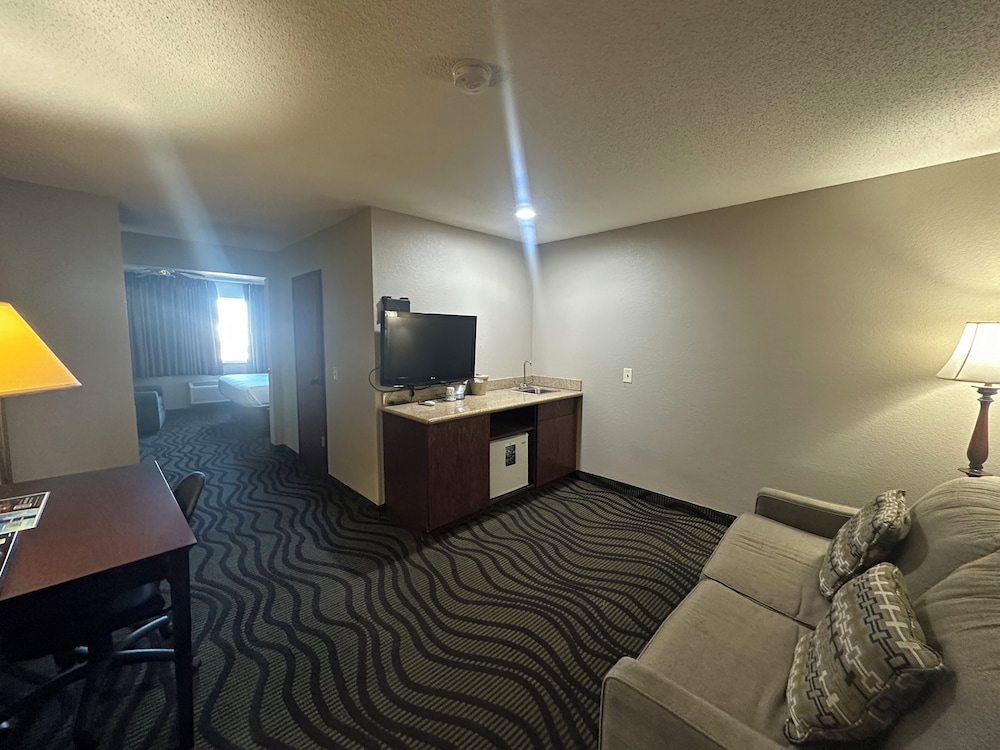 Baymont Inn & Suites by Wyndham Lincoln NE 30/47