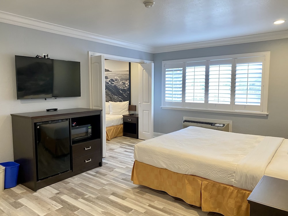 Super 8 By Wyndham Monterey/Carmel 35/48