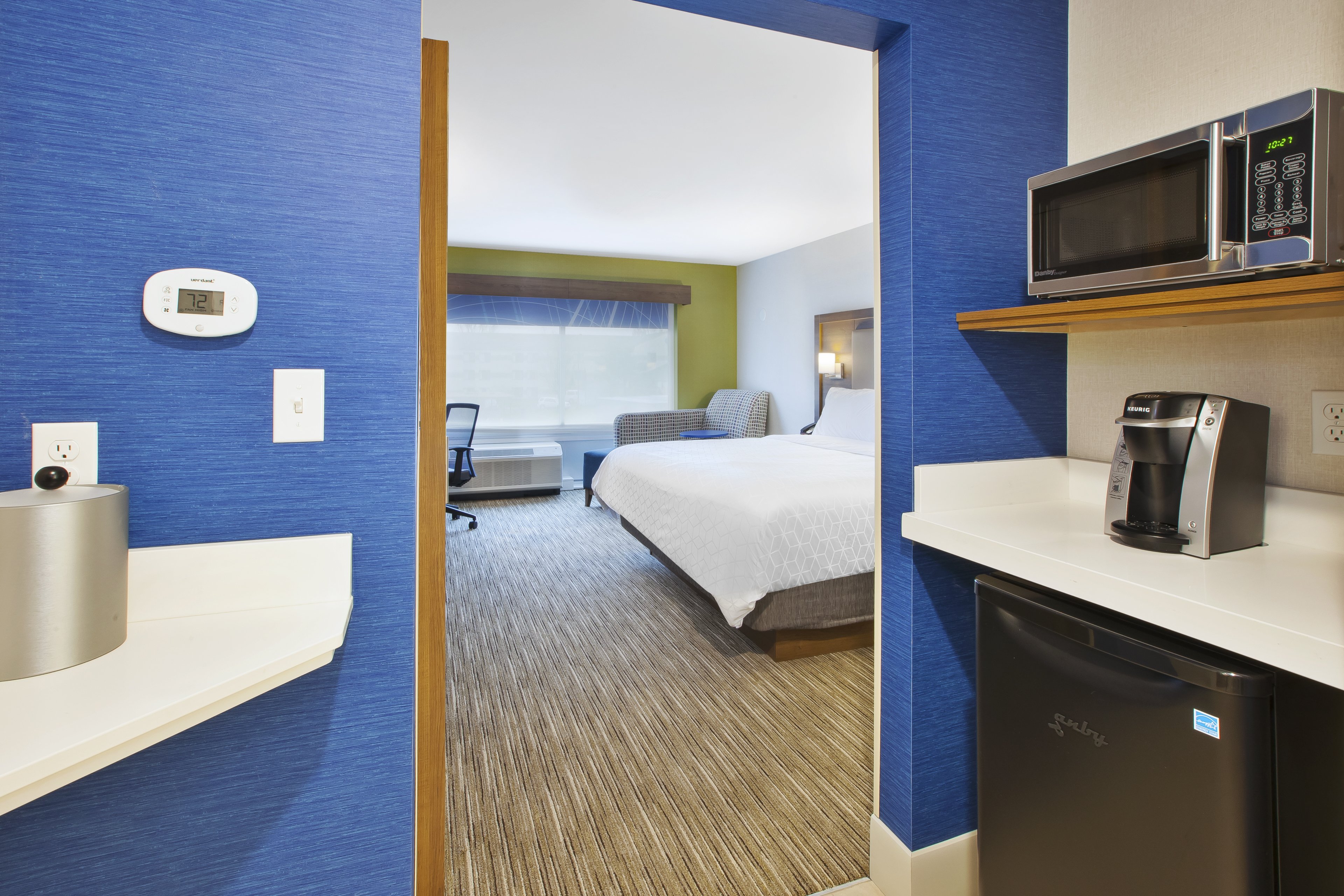 Holiday Inn Express Suites Grand Rapids Airport North 32/32