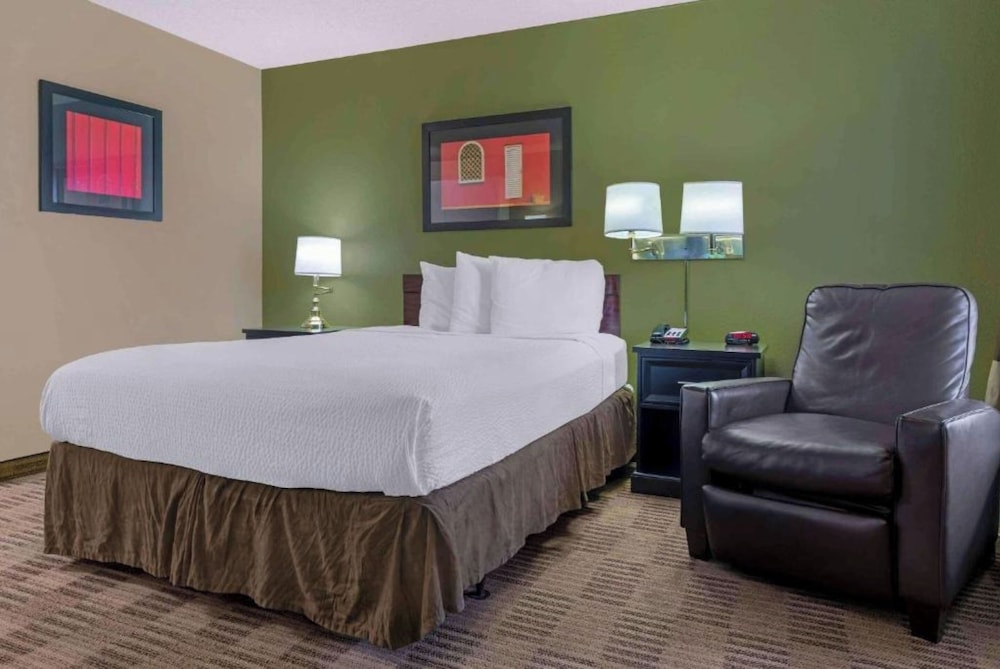 غرفة بسرير كينج بمطبخ لذوي الإعاقة، Studio 6 Extended Stay Sacramento Arden Way CA 3/7