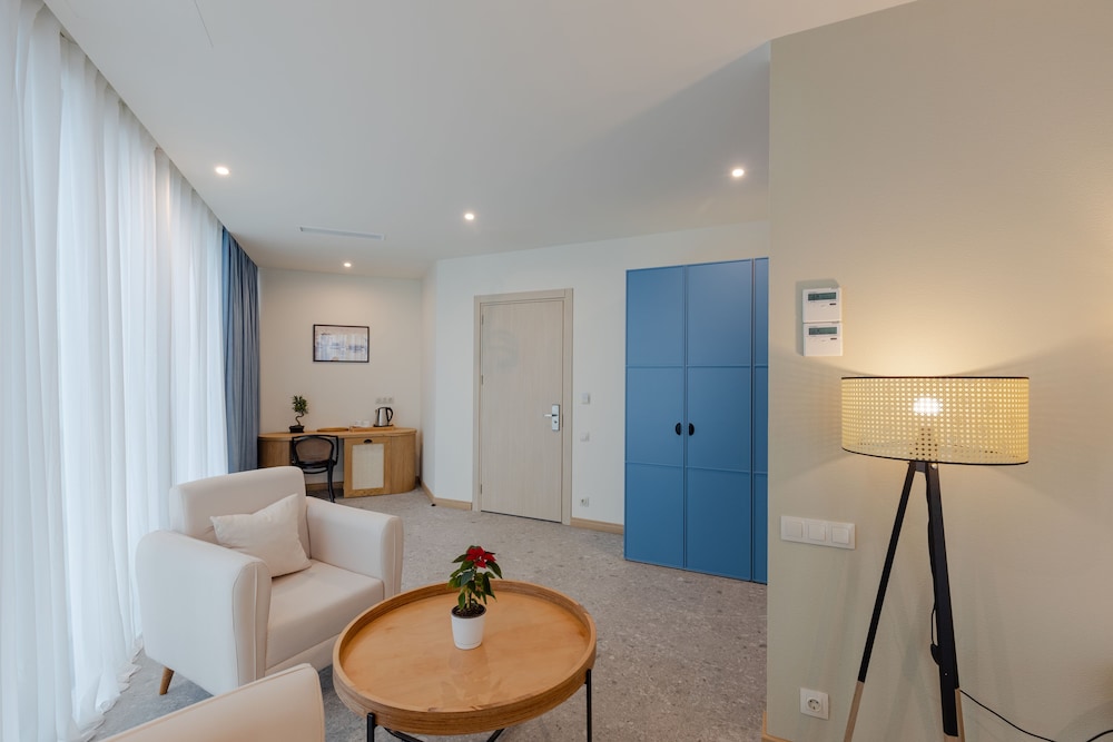MiraMar Luxury Residences 68/86