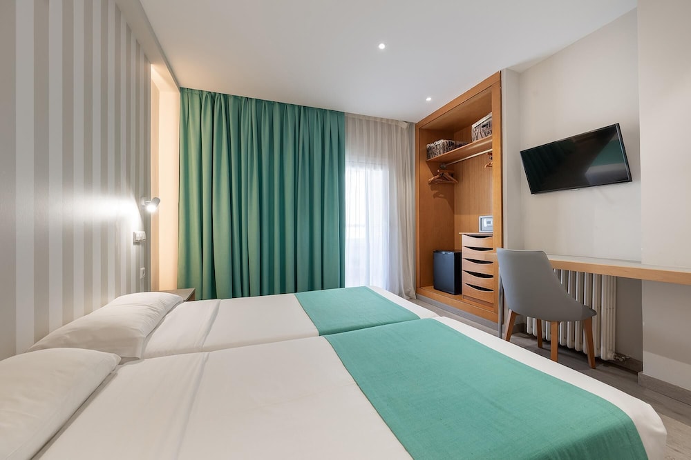 Room, 4 Beds, Pool View, Terrace