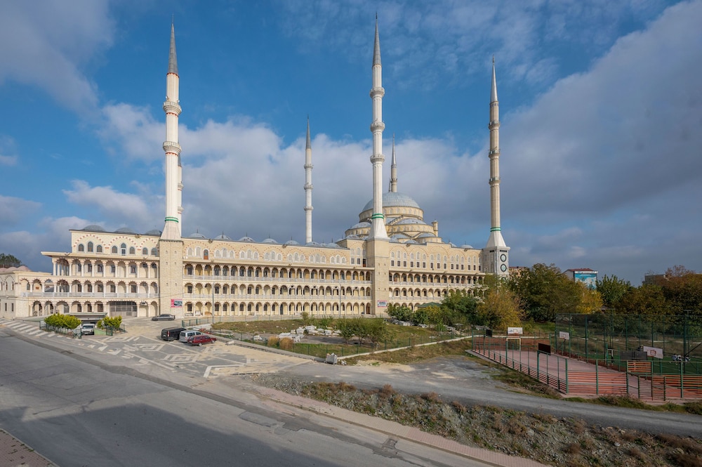 Luxury Airport Hotel 42/48