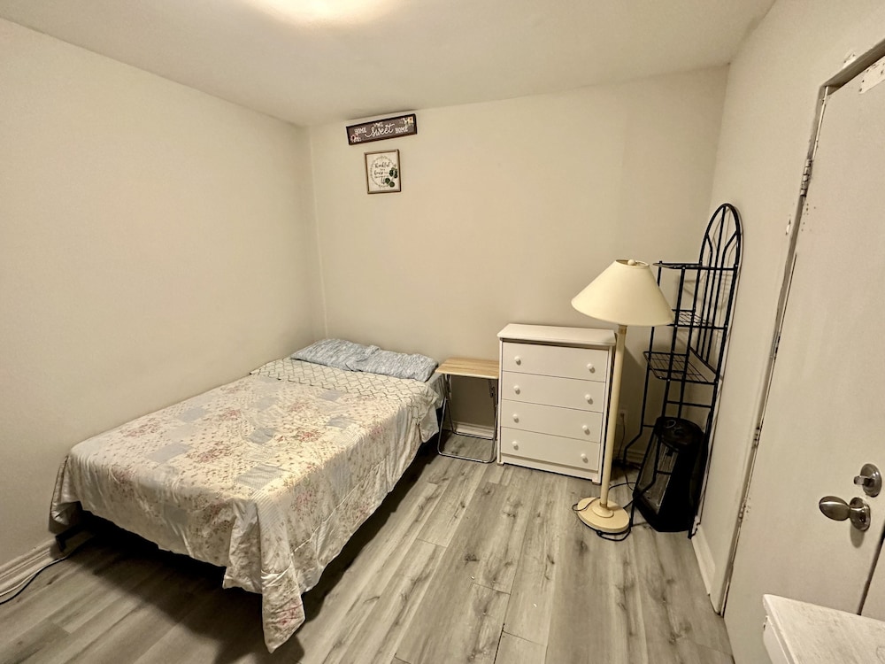 Toronto Furnished Living 11/52