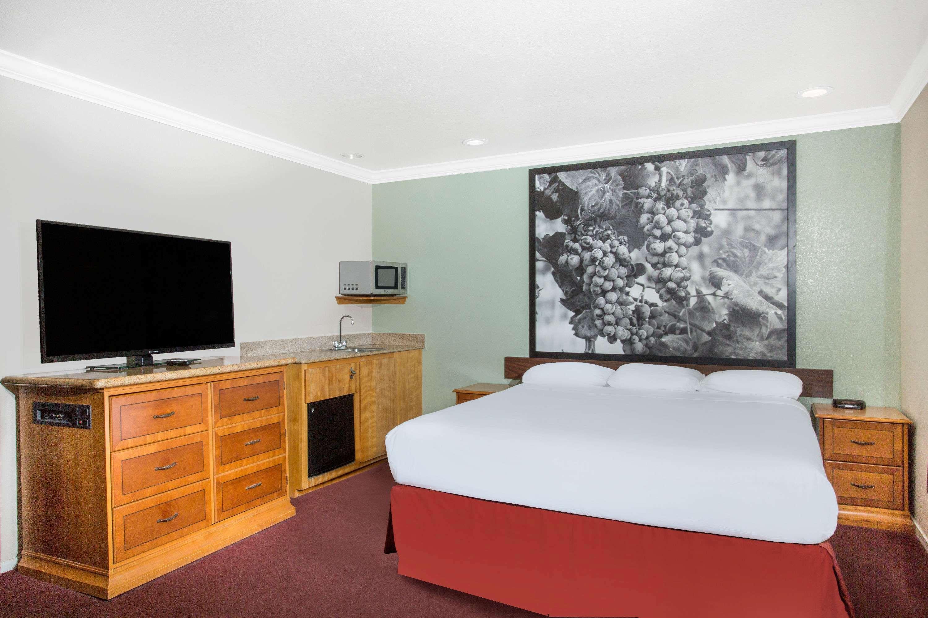 Upper Lake Inn & Suites 15/28