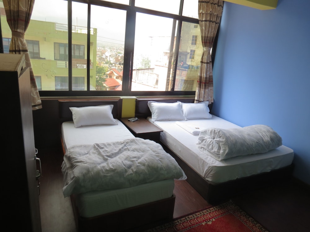DELUXE, TRIPLE, MULTIPLE BEDS, SMOKING