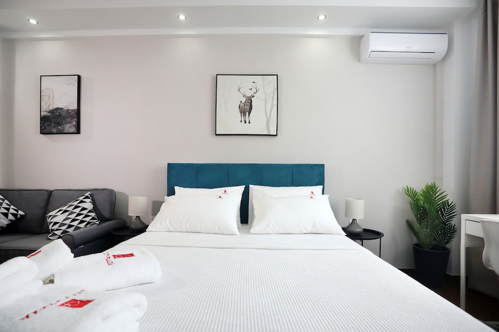 City Plaza Apartments and Rooms 13/49