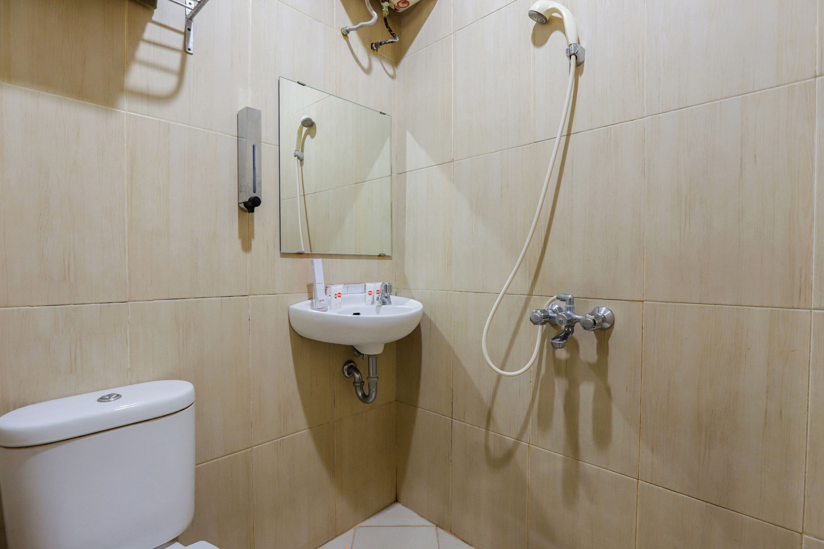 OYO 918 Hotel Senen Indah Syariah 48/50