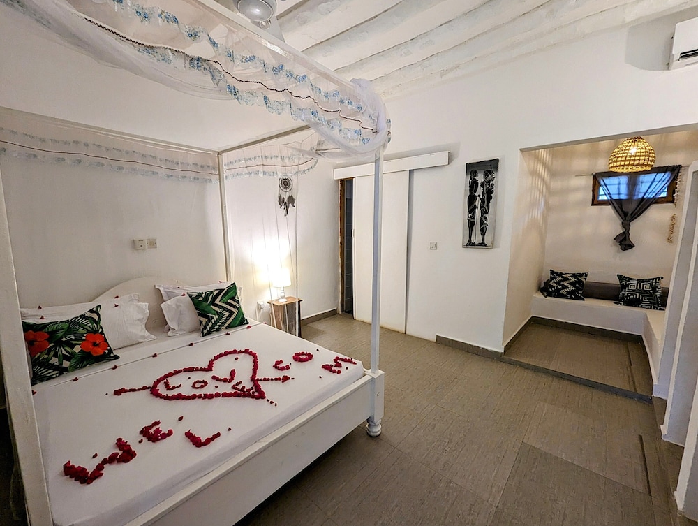 ROOM, DOUBLE BED
