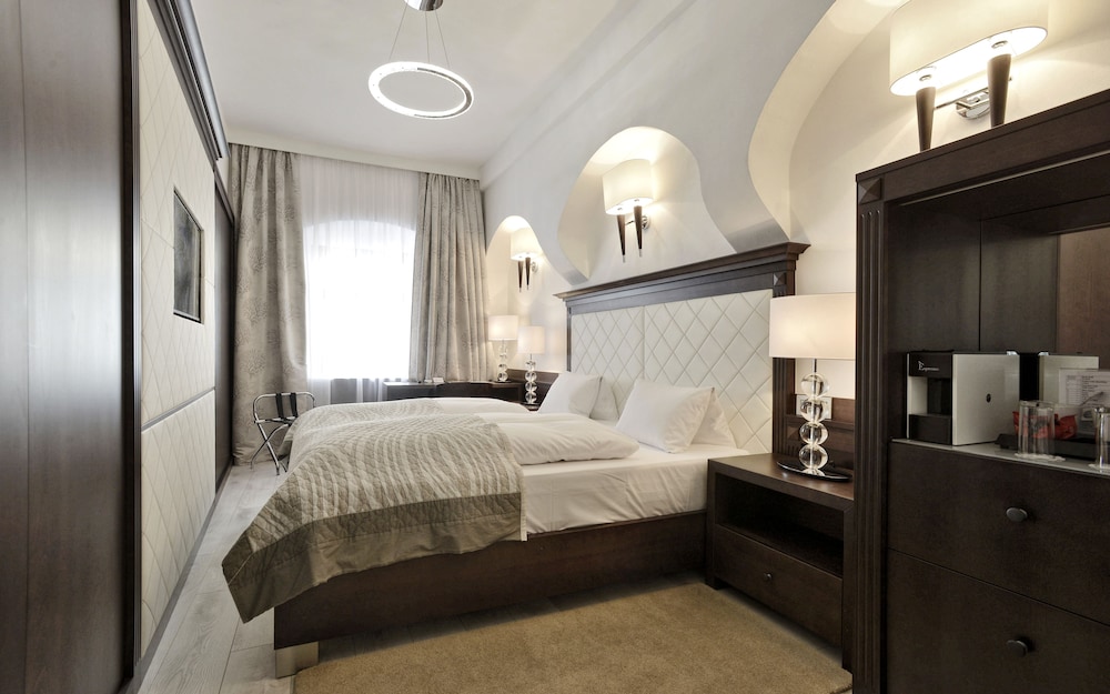 Deluxe, Suite, 2 King Beds, Street View, 2 Sofa, Annex