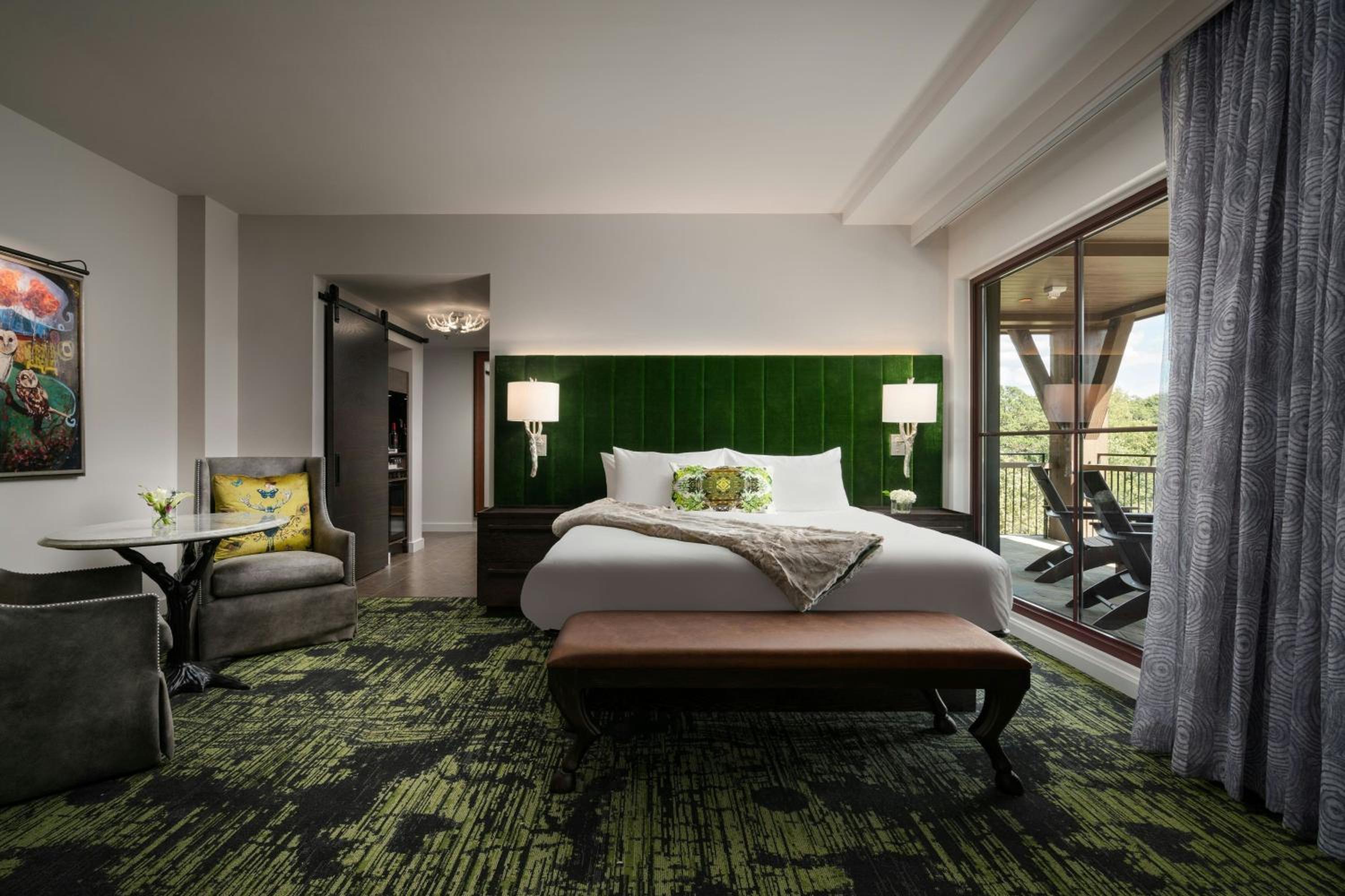 Junior Suite, King Bed, Falls View, Corner