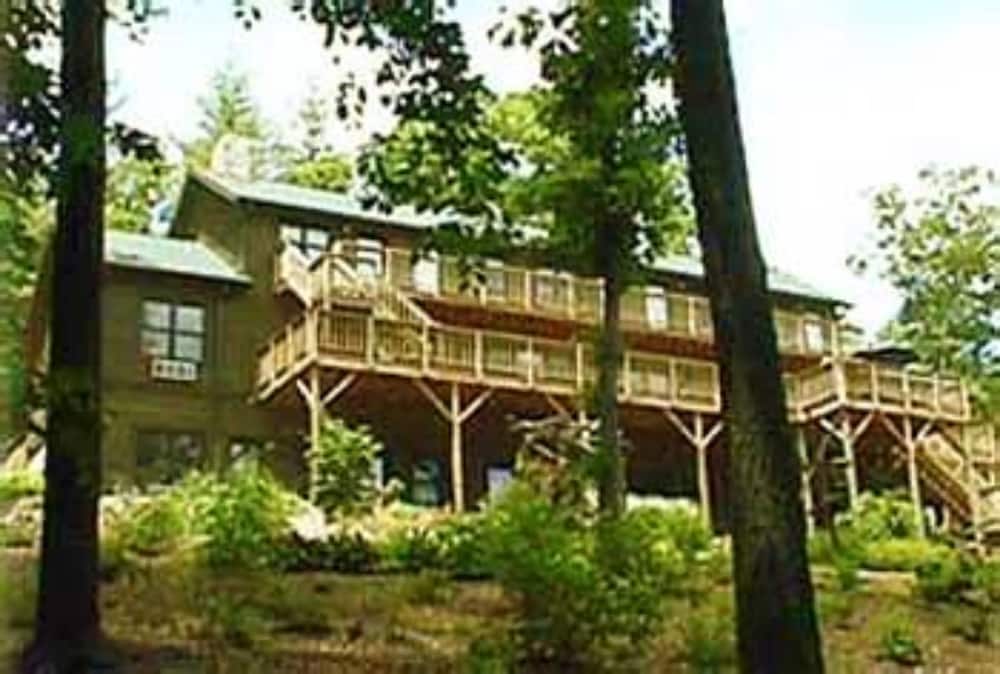 Bent Creek Lodge Bed &amp; Breakfast 45/50