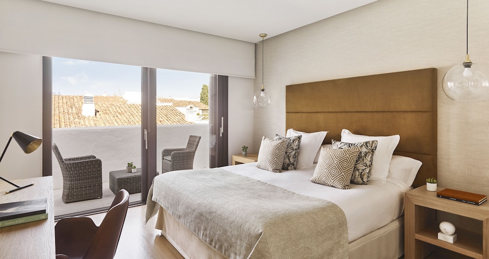 4 BEDROOMS, SUITE