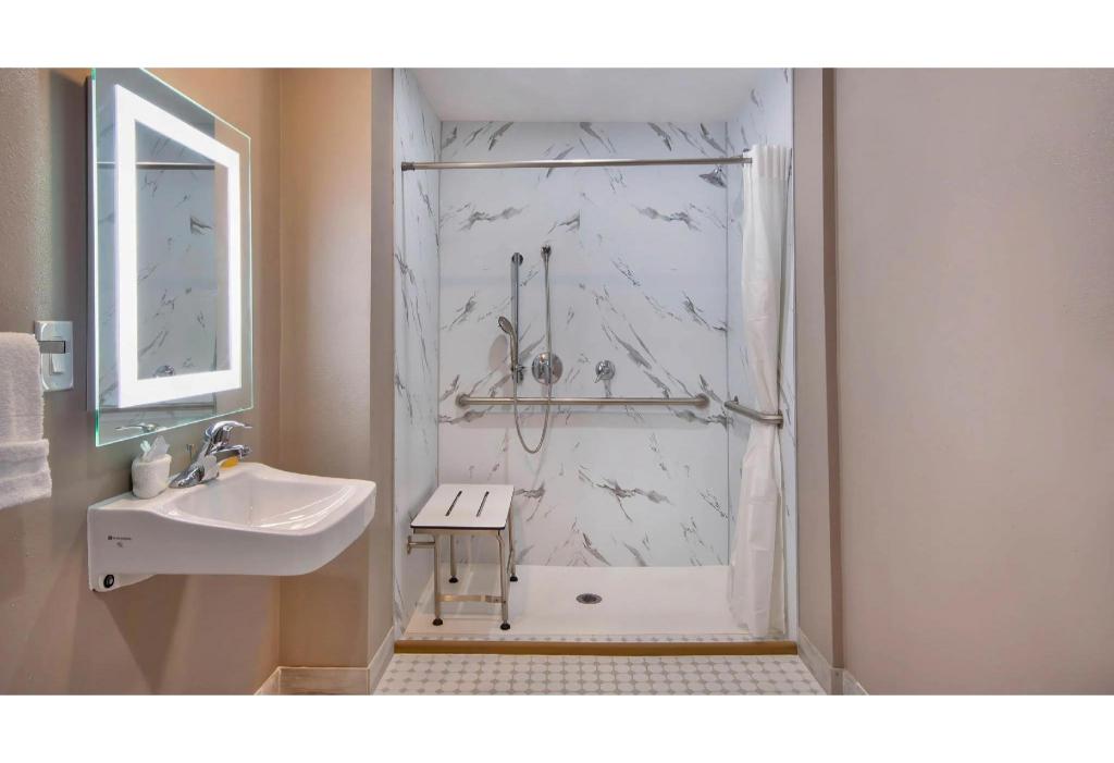 2 Full Beds - Non-Smoking, Kitchen، Studio6 Eureka, CA - Old Town 9/10