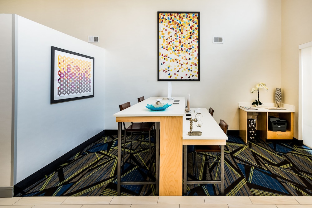 Holiday Inn Express And Suites Charlotte Airport Belmont An Ihg Hotel 39/41