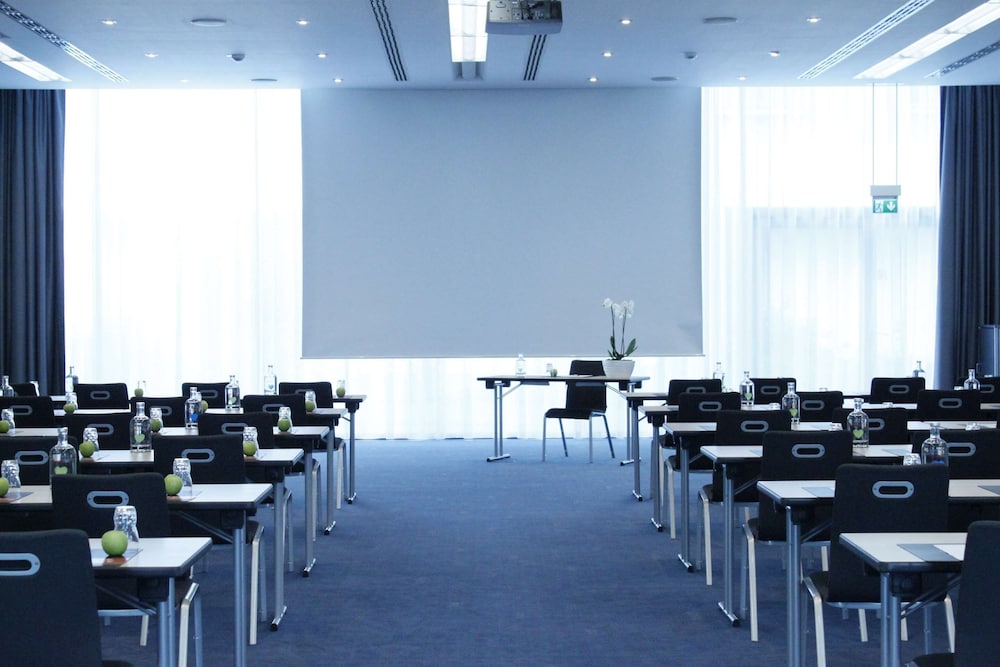 INTERCITY HOTEL FRANKFURT AIRPORT 54/61