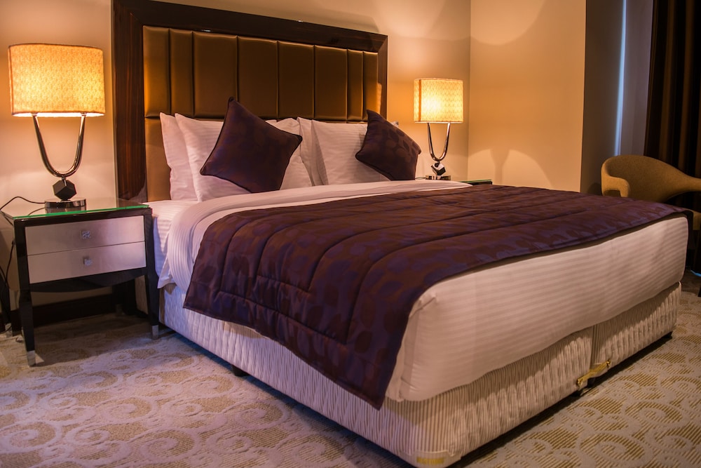 Strato Hotel By Warwick 9/28