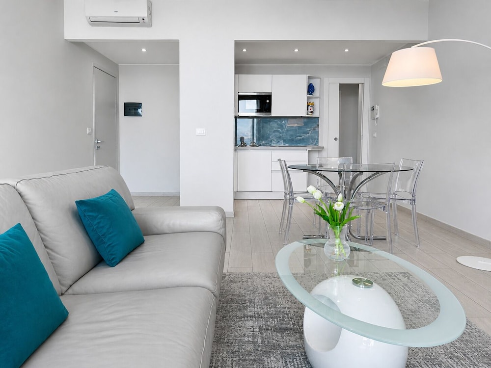 Isola Bella Infinity Suites 32/50