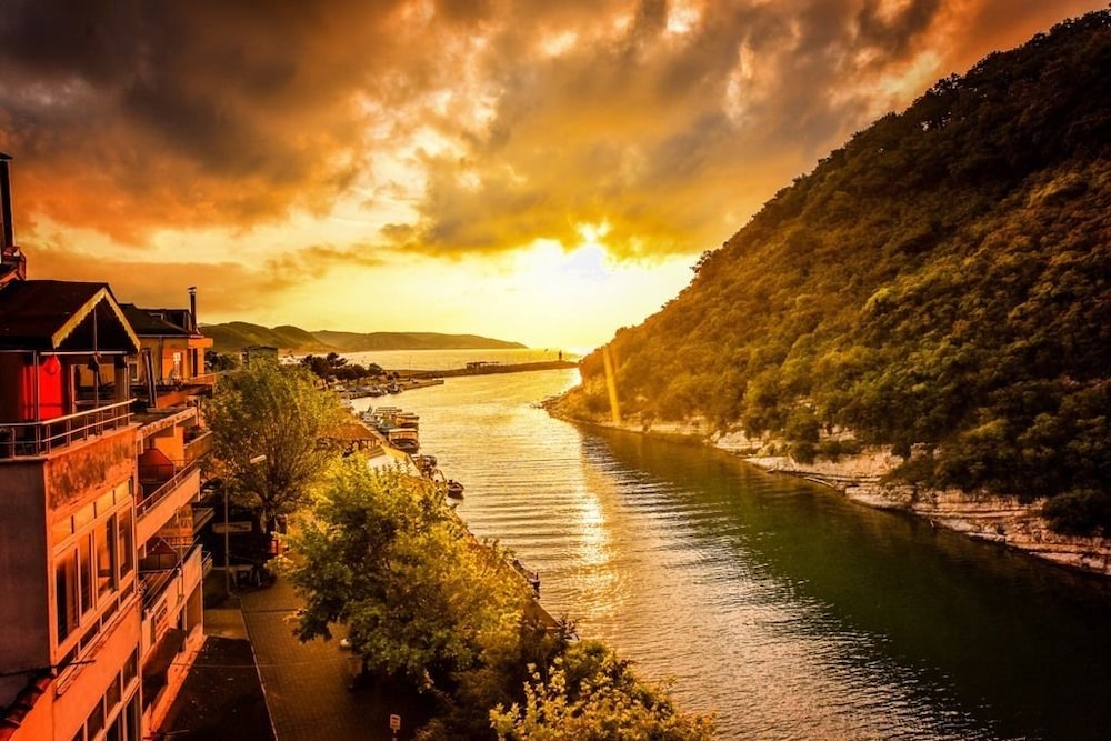 Hill River Hotel 38/44