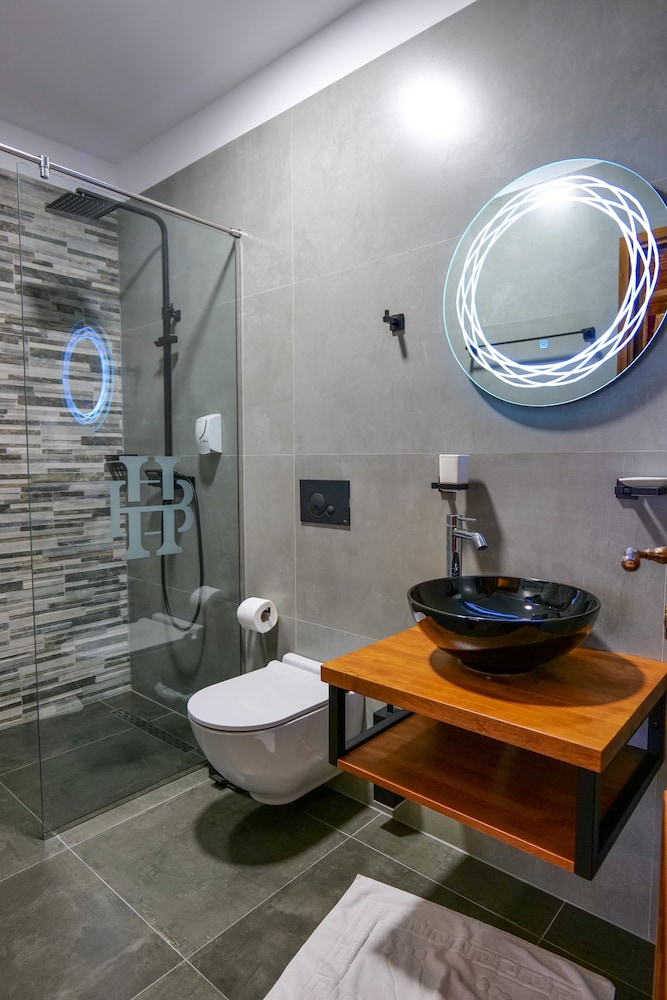 Bineri Hotel Gjirakastra 50/52