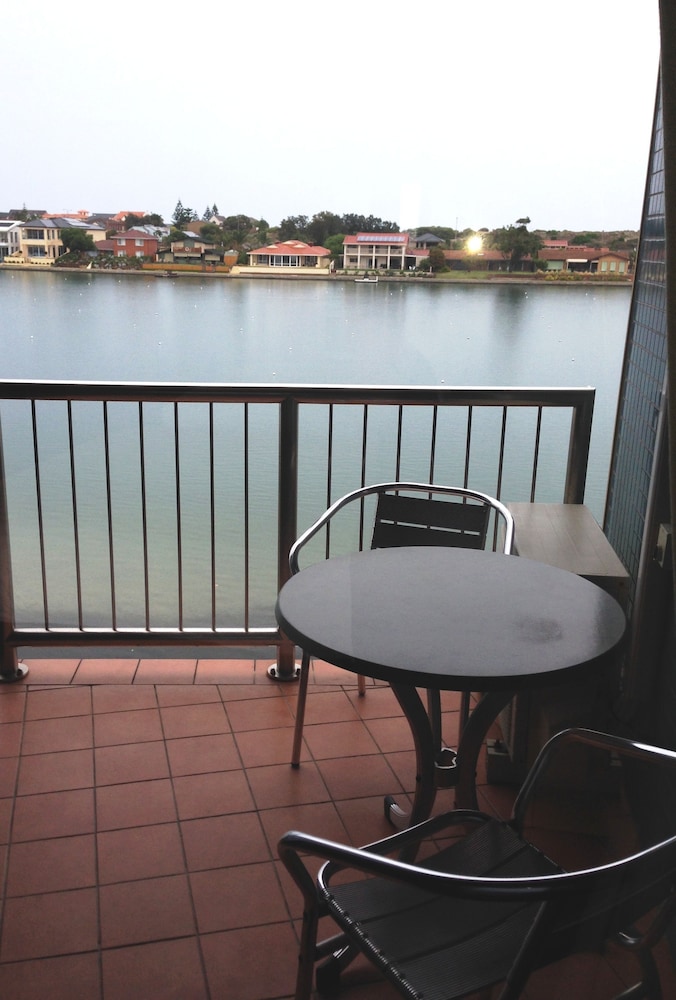 Lakes Resort Hotel 30/32