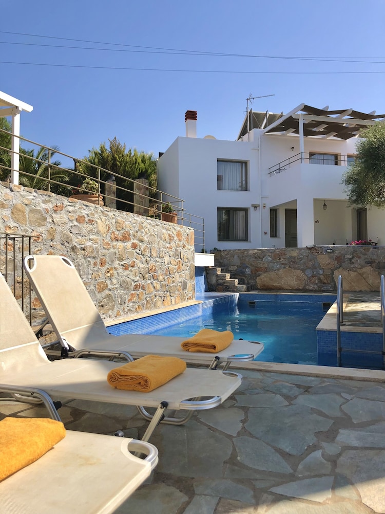Mourtzanakis Residence 57/60