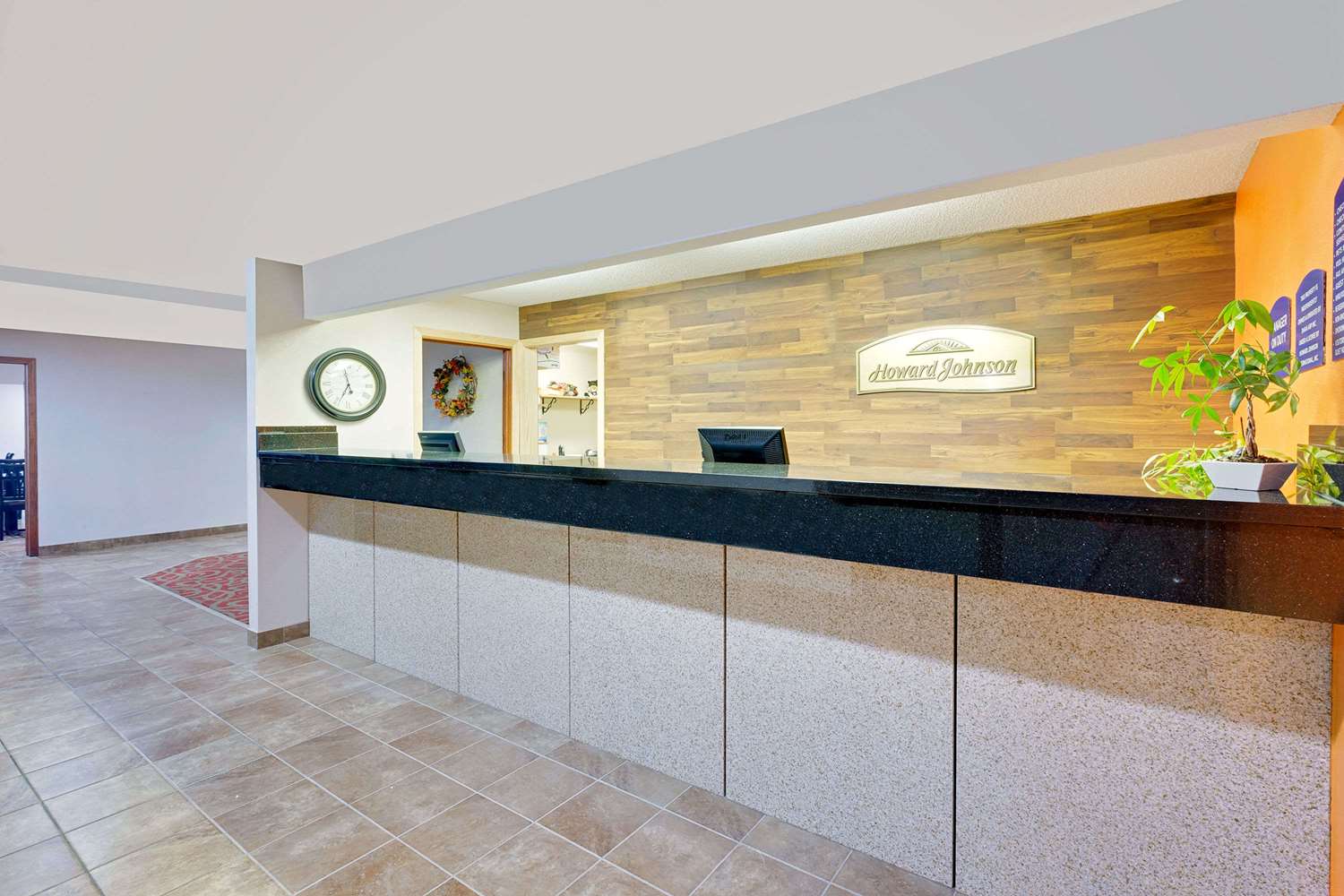 Howard Johnson By Wyndham Waterloo/Cedar Falls 4/25