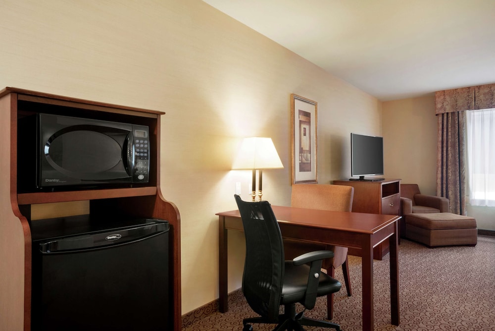 Hampton Inn & Suites West Bend 34/48