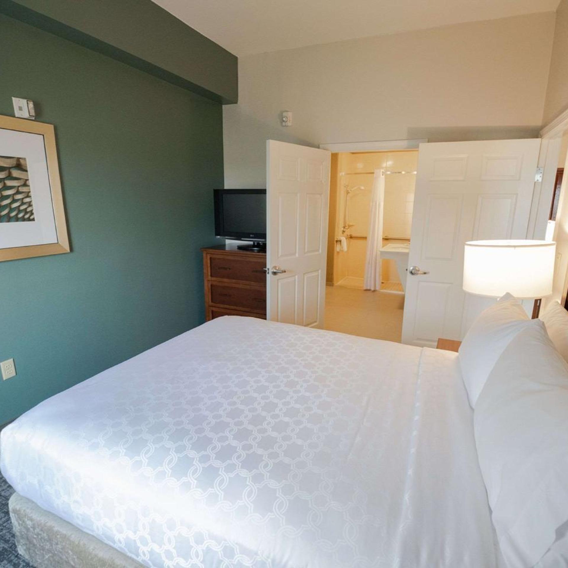1 BEDROOM, SUITE, QUEEN BED, ACCESSIBLE